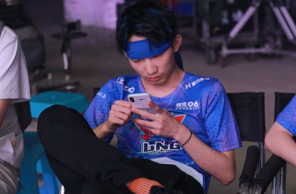 包含Rookie回归赛场，比分优势明显首场状态亮眼，日本队观众沸腾！的词条